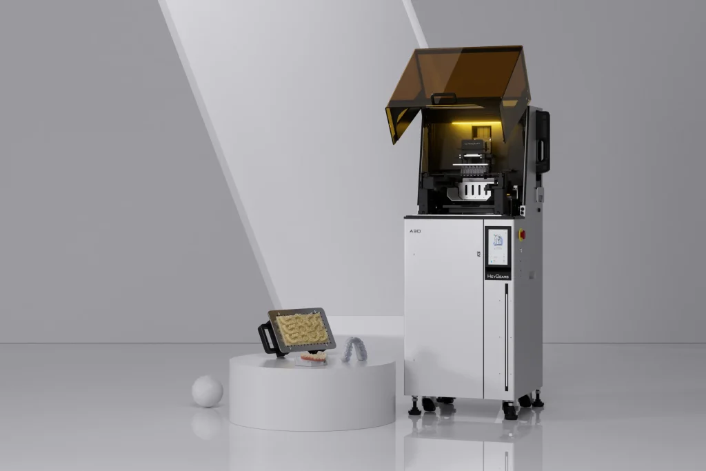 3D tiskárna HeyGears A3D s otevřeným krytem a platformou s vytištěnými modely